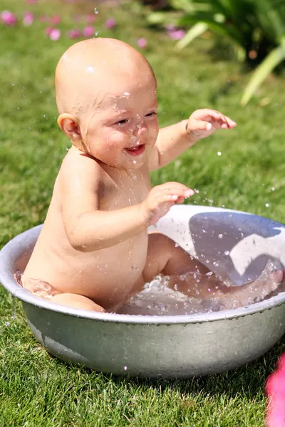 Baby bathes — Stock Photo, Image