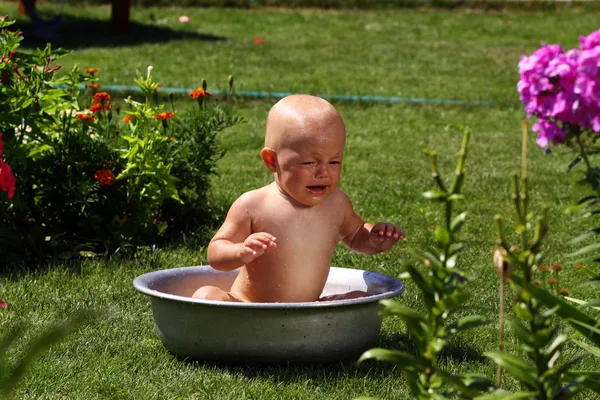 Baby bathes — Stock Photo, Image