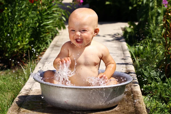 赤ちゃん風呂 — ストック写真