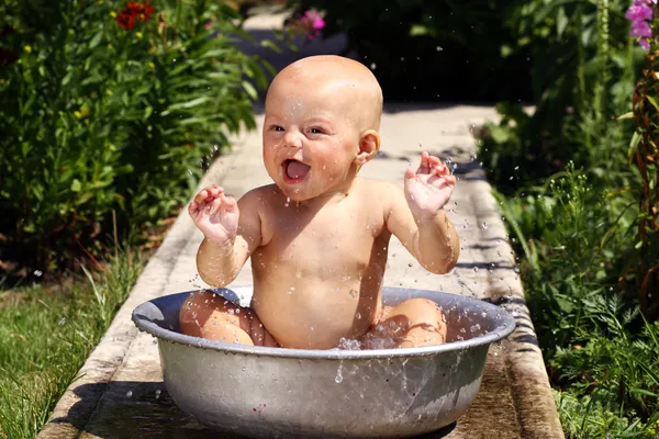 赤ちゃん風呂 — ストック写真