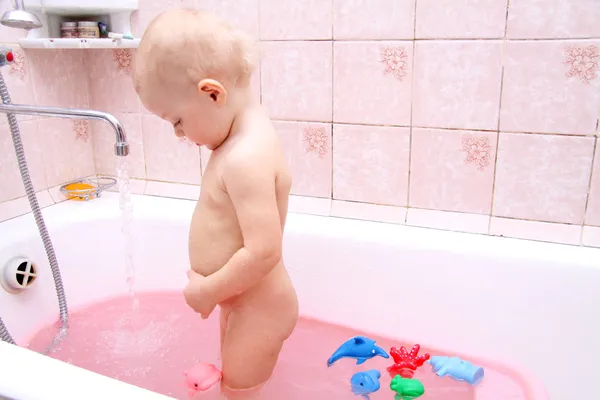 美女婴在浴 — 图库照片