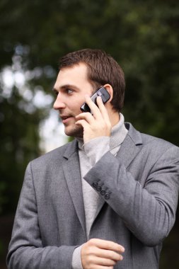 adam telefon ederken