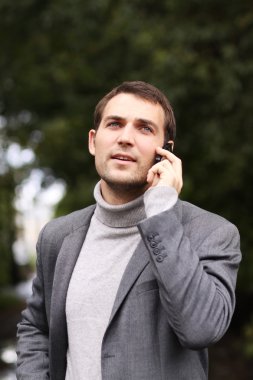 adam telefon ederken