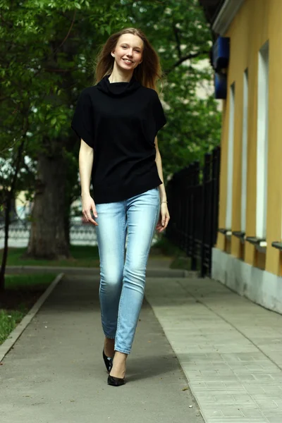 Frau läuft auf der Straße — Stockfoto