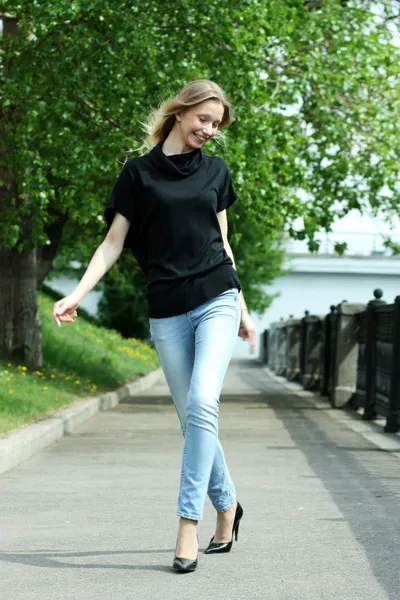 Vrouw die op straat loopt — Stockfoto