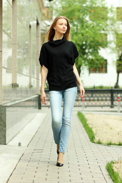 Vrouw die op straat loopt — Stockfoto