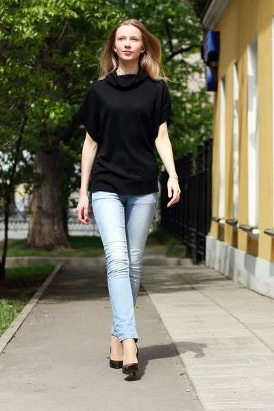 길을 걷는 여자 — 스톡 사진