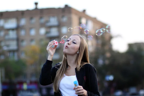 Дівчина запускає мильні бульбашки — стокове фото