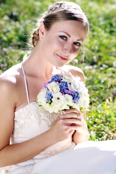 Retrato de la joven novia hermosa — Foto de Stock