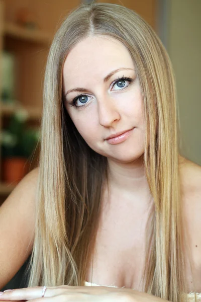 Portret van vrij sexy blonde vrouw — Stockfoto