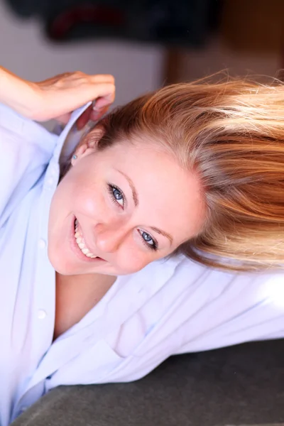Porträt einer ziemlich sexy blonden Frau — Stockfoto