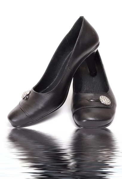 Fruntimmersaktig skor nära vatten — Stockfoto