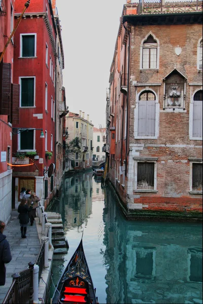 Venice kanalı üzerinde göster — Stok fotoğraf
