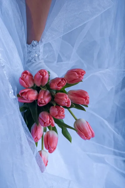 Braut Hand mit Brautstrauß — Stockfoto