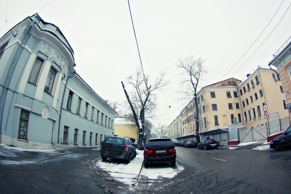 Снежная старая улица — стоковое фото