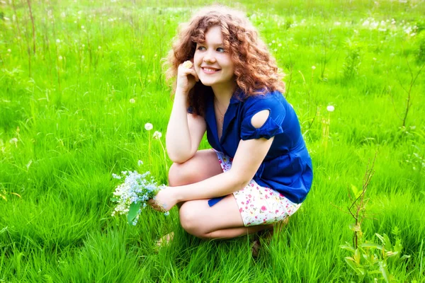 Krásná dívka s kyticí — Stock fotografie