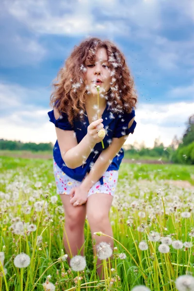 Dziewczyna dmuchanie dandelion — Zdjęcie stockowe