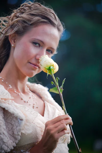 Fata frumoasa cu trandafir — Fotografie, imagine de stoc