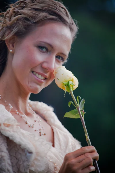 Gyönyörű lány rózsával — Stock Fotó