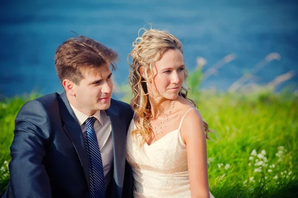 Para ślub na trawie — Zdjęcie stockowe