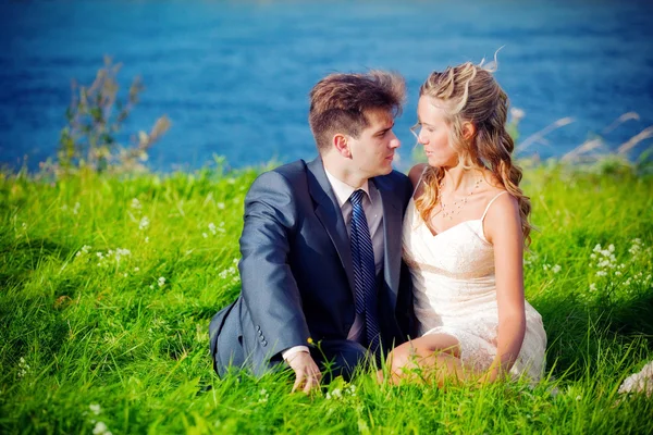 Svatební pár na trávě — Stock fotografie