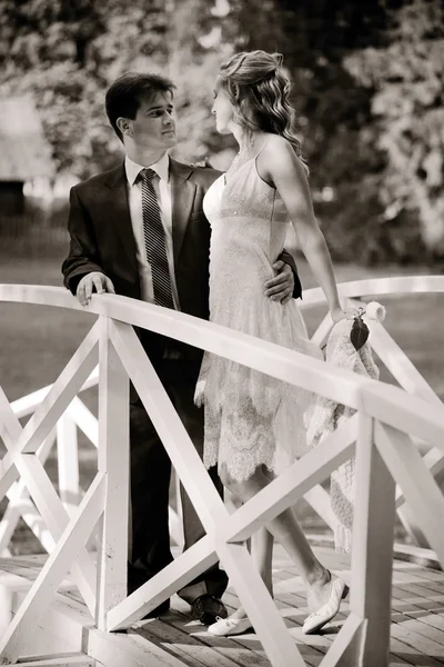 Svatební pár na mostě — Stock fotografie