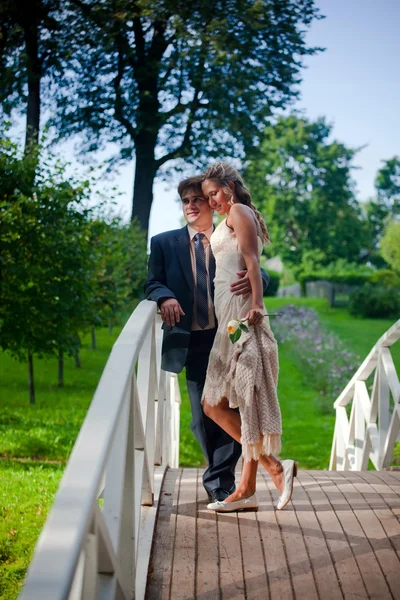 Bruidspaar op een brug — Stockfoto