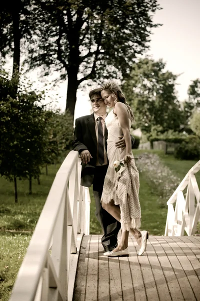 Pareja de boda en un puente — Foto de Stock