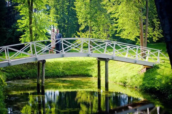 Bröllopsparet på en bro — Stockfoto