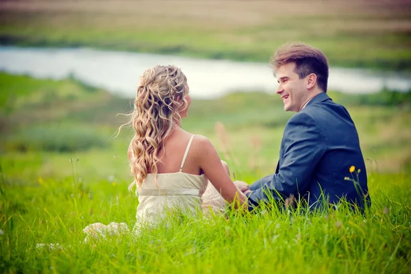 草の上の結婚式のカップル — ストック写真