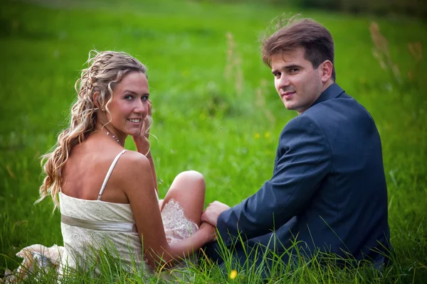 草の上の結婚式のカップル — ストック写真