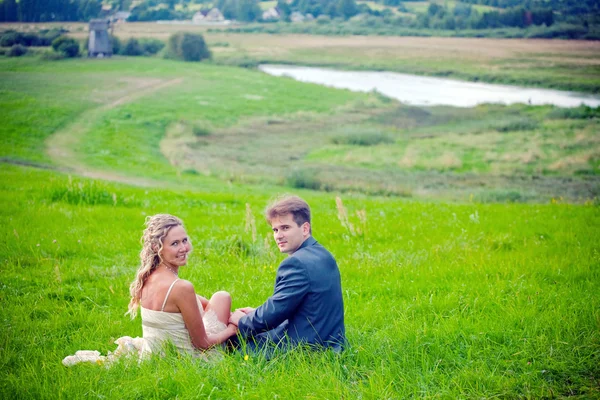 Svatební pár na trávě — Stock fotografie