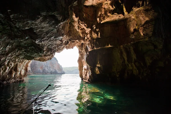 Caverna sobre o mar adriático — Fotografia de Stock