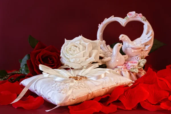 白いバラの結婚指輪 — Φωτογραφία Αρχείου
