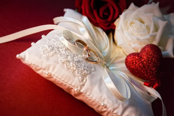 Snubní prsteny s červenou růží — Stock fotografie
