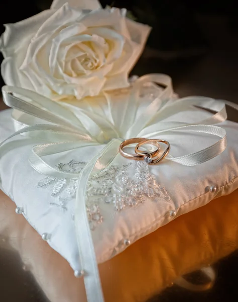 Wedding rings with white rose — Stock Photo, Image