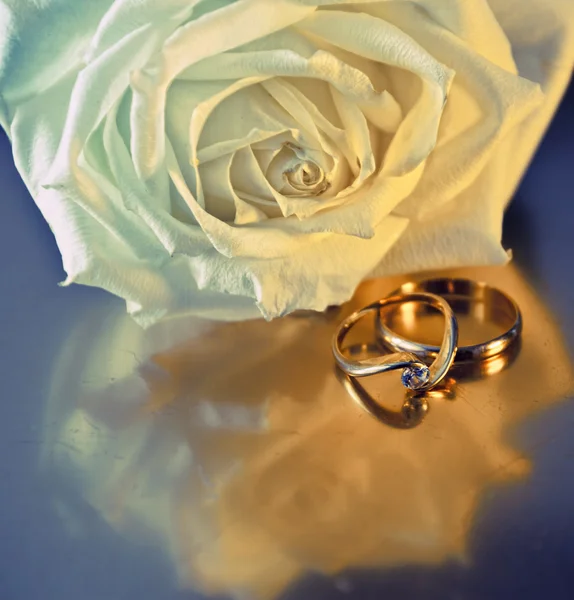 Huwelijksringen met witte roos — Stockfoto