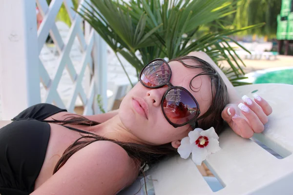 Κορίτσι σε γυαλιά ηλίου έχει ένα υπόλοιπο κοντά σε πισίνα — Φωτογραφία Αρχείου