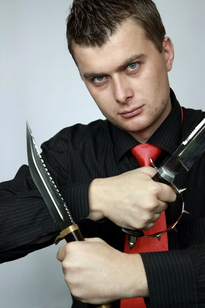 Человек с двумя ножами в руках — стоковое фото