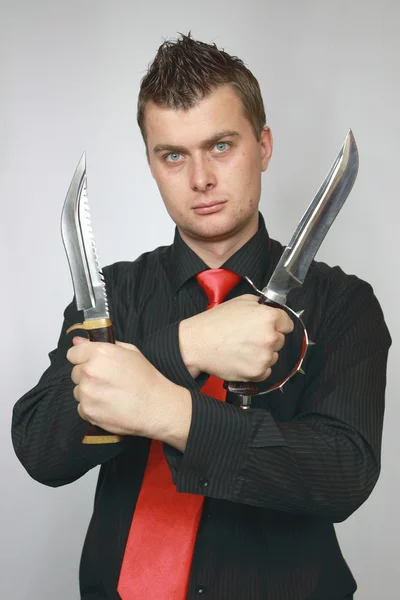 Человек рекламирует ножи — стоковое фото