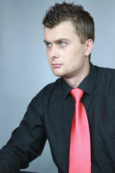 Man i en röd slips — Stockfoto
