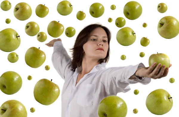 Дівчина і літаюче яблуко — стокове фото