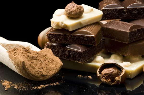 Bakstenen van chocolade met noten — Stockfoto