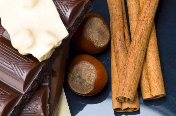 Ziegel aus Schokolade mit Nüssen — Stockfoto