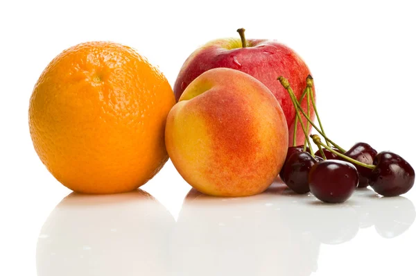 Früchte isoliert — Stockfoto