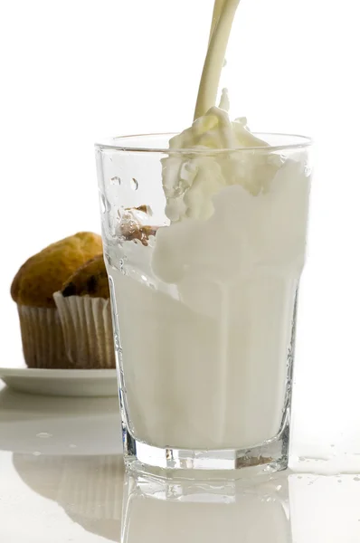 एक ग्लास दूध डालें — स्टॉक फ़ोटो, इमेज