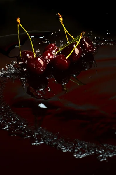 Stříkající cherry — Stock fotografie