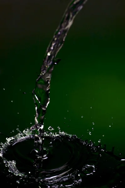 Тече вода — стокове фото