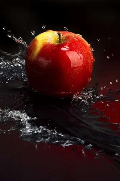 Stříkající jablko — Stock fotografie