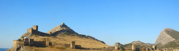 Genuesische Festung aus dem 14. Jahrhundert — kostenloses Stockfoto